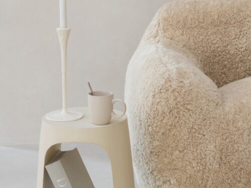 Mok Zarik Steen beige van steengoed op een rustige bijzettafel in een warme, minimalistische setting