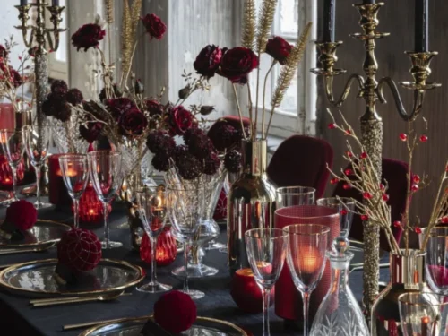 Vures transparant drinkglas met gouden rand op stijlvol gedekte tafel