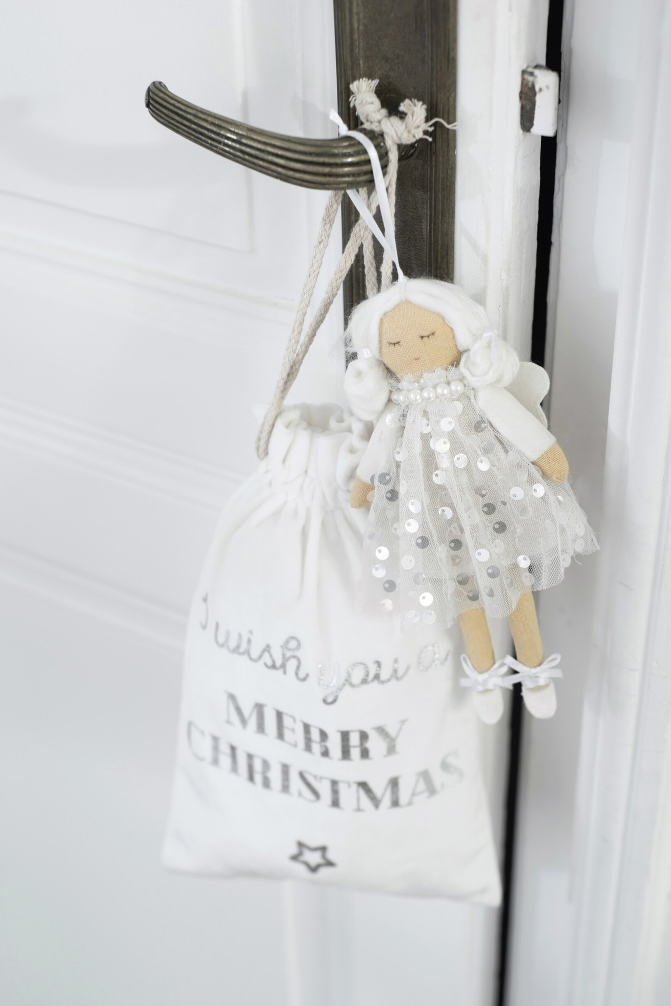 Woonaccessoire Vaskes wit polyester set van 3 kerstzakjes met decoratieve engel aan deurklink