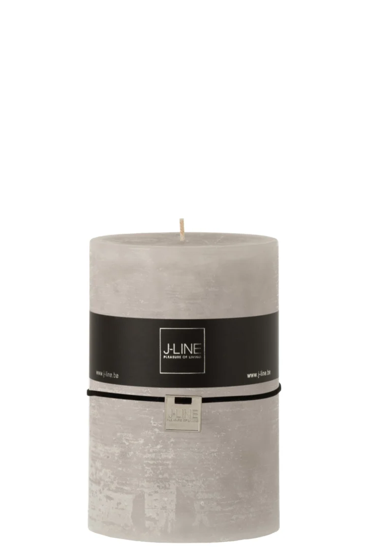 Cilinderkaars Leiltea grijs met strakke vorm en decoratieve J-LINE band, voor een rustige sfeer.