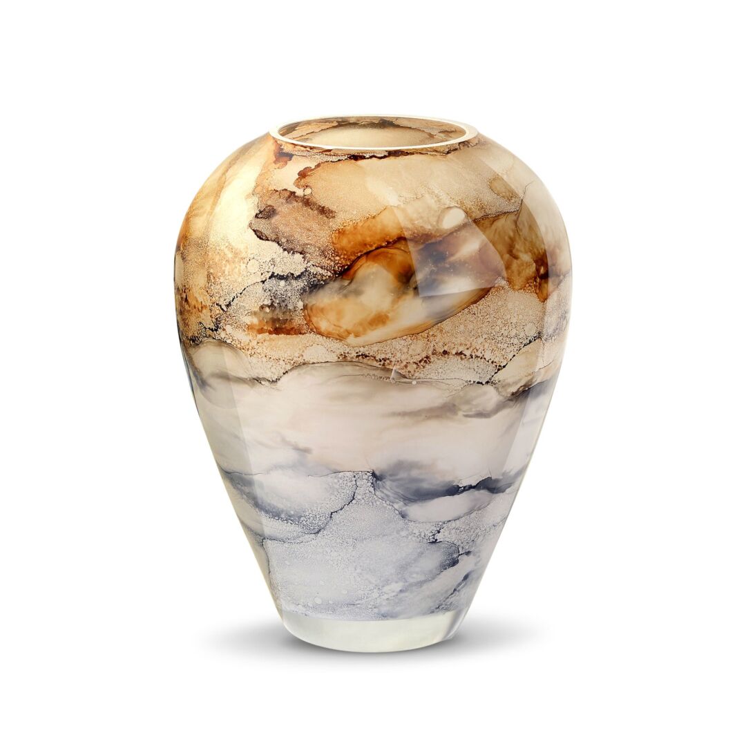 Vaas Toormes Zand van mondgeblazen glas met warme marmerstructuur en luxe zandtinten