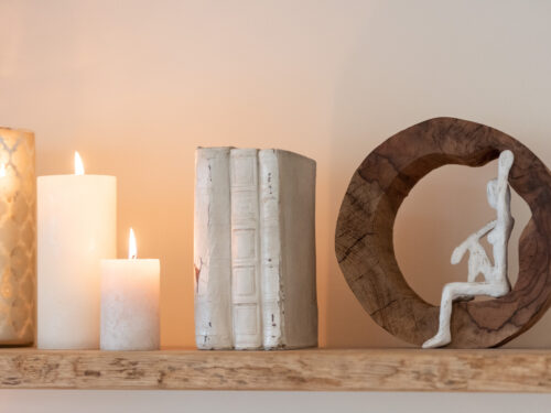 Kaars Poonda Wit, witte cilindervormige kaars in sfeervolle styling op houten plank
