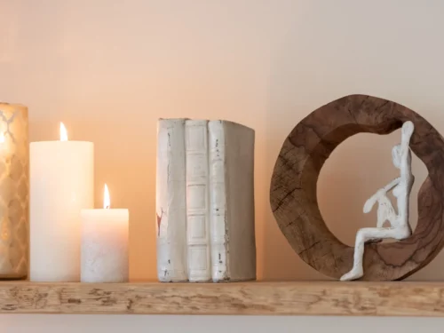 Kaars Poonda Wit, witte cilindervormige kaars in sfeervolle styling op houten plank