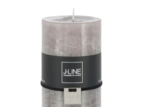 Kaars Jisena Grijs, cilindervormige grijs/greige stompkaars met J-LINE label en lange brandduur
