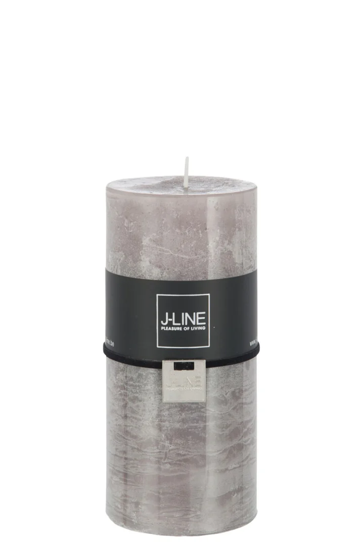 Kaars Jisena Grijs, cilindervormige grijs/greige stompkaars met J-LINE label en lange brandduur