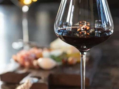 Drinkglas Zerror transparant wijnglas met slanke hoge vorm en elegante steel op tafel