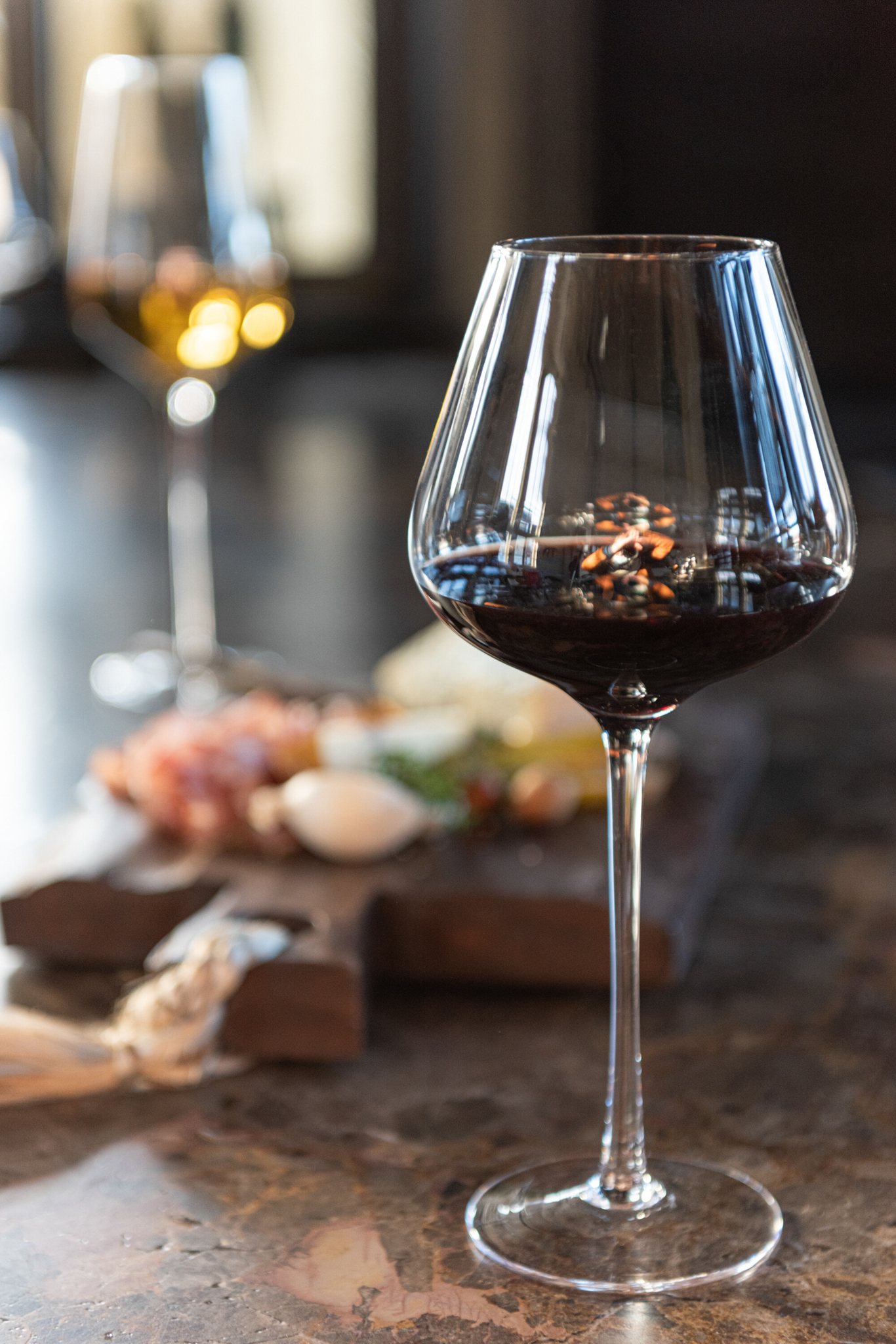 Drinkglas Zerror transparant wijnglas met slanke hoge vorm en elegante steel op tafel