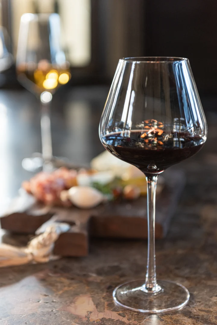Drinkglas Zerror transparant wijnglas met slanke hoge vorm en elegante steel op tafel