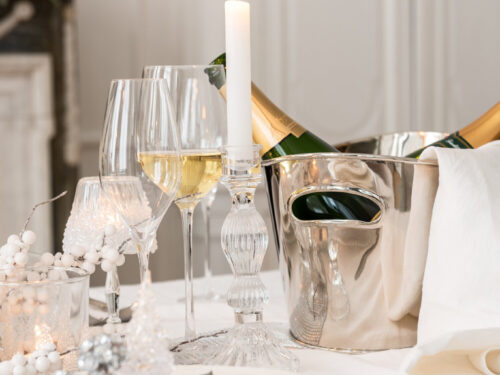 Drinkglas Laurnino transparant, hoge slanke glasvorm op feestelijk gedekte tafel