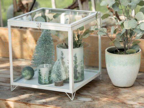Merond kunststof kerstboom groen H15 cm met subtiele glitter, compact decoratief woonaccessoire in glazen displaykast