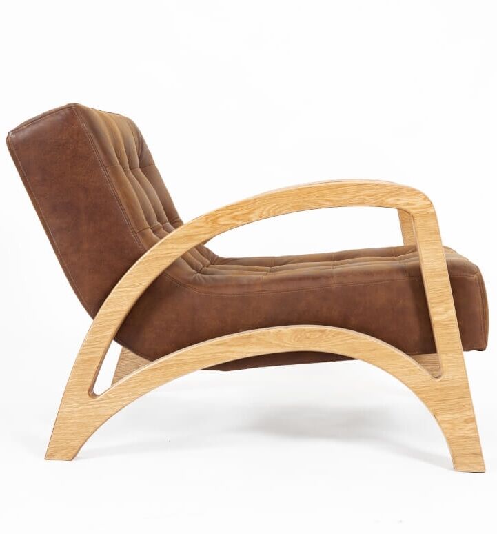Baansik fauteuil cognac met eikenfineer armleuningen en lage, diepe zit