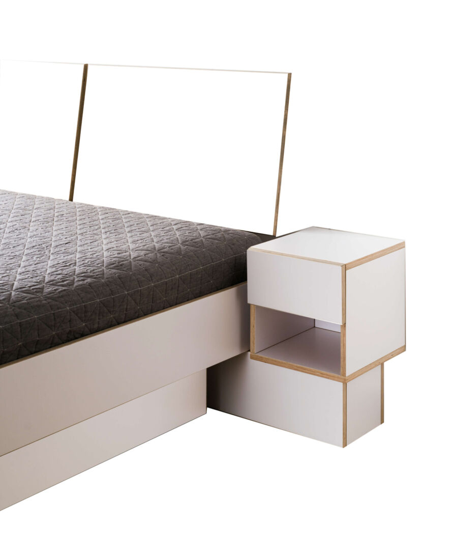 Bed Steesky met wit HPL, strak boxy design, minimalistisch hoofdeinde en ingebouwd nachtkastje