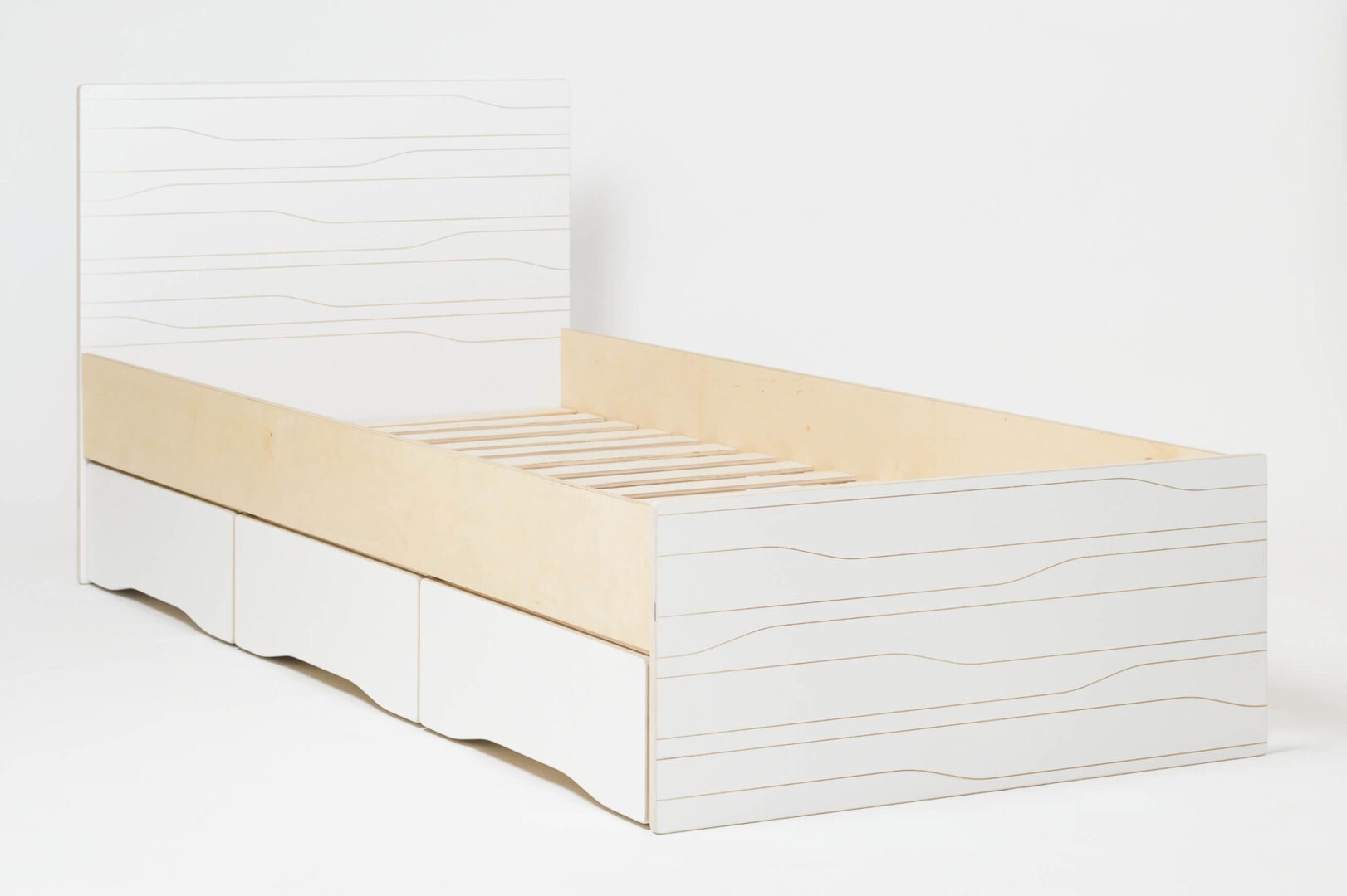 Bed Jansol wit HPL met licht eiken zijkanten en drie opberglades onder het bed