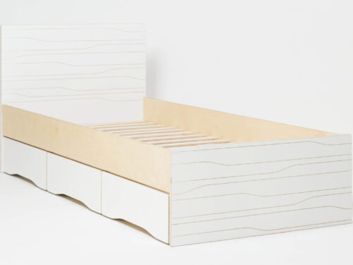 Bed Prieltar wit met licht eiken zijkanten, robuust frame en opberglades voor een rustige slaapkamerlook