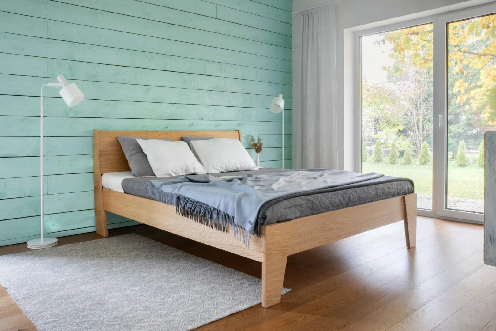 HUH Bed Neekund 124x209 in eikenfineer met schuin hoofdeinde en lattenbodem in serene slaapkamer