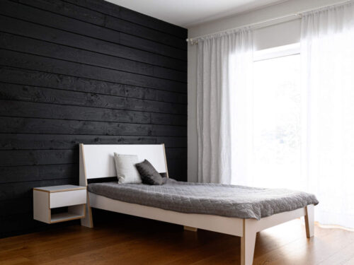 Bed Stultine Wit 97 x209 met schuine rugleuning, witte HPL-afwerking en strak design in moderne slaapkamer