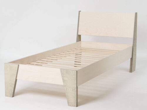 Bed Preelty Wit met wit houten frame, lattenbodem en kiezelgrijze poten voor een rustige, lichte slaapkamer