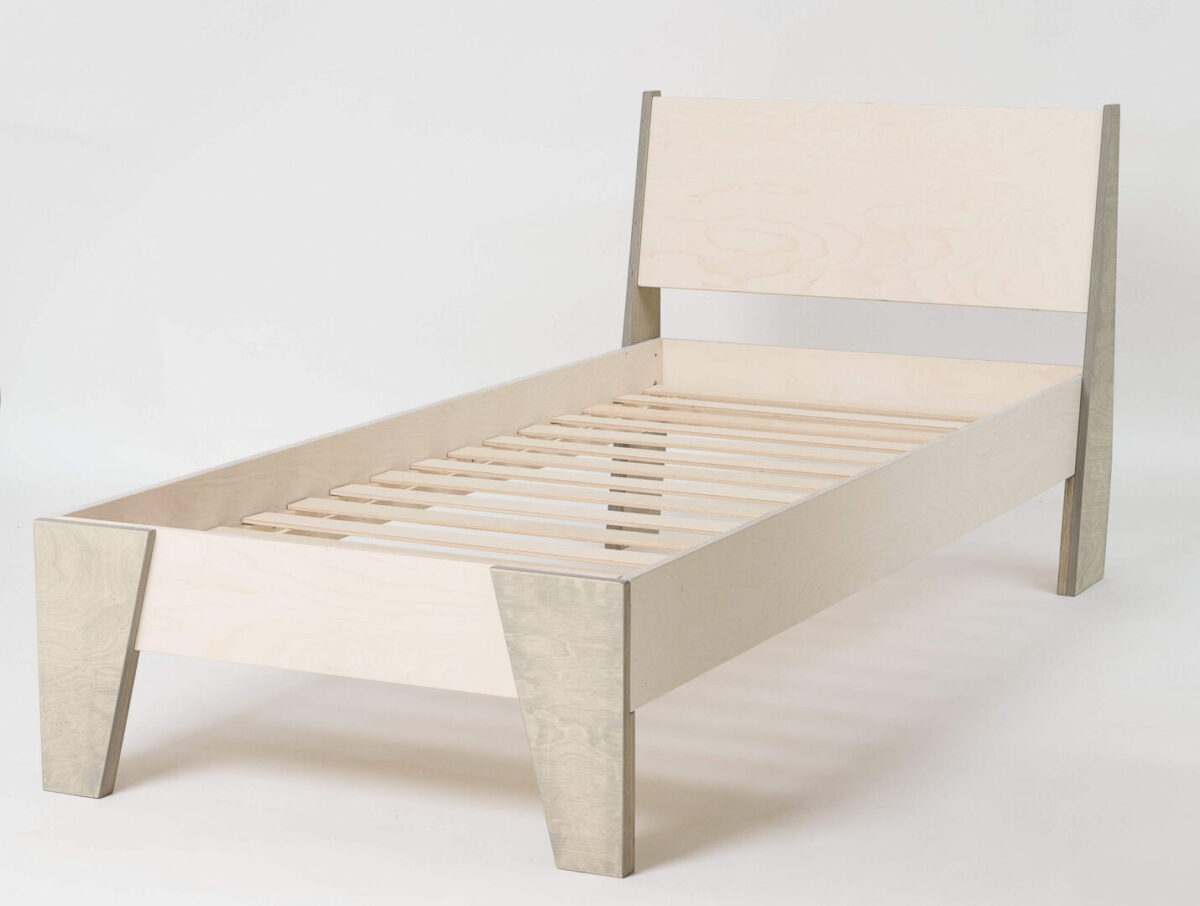 Hiebal bed 97x209 met witte houtafwerking, kiezelgrijze poten en schuin hoofdeinde