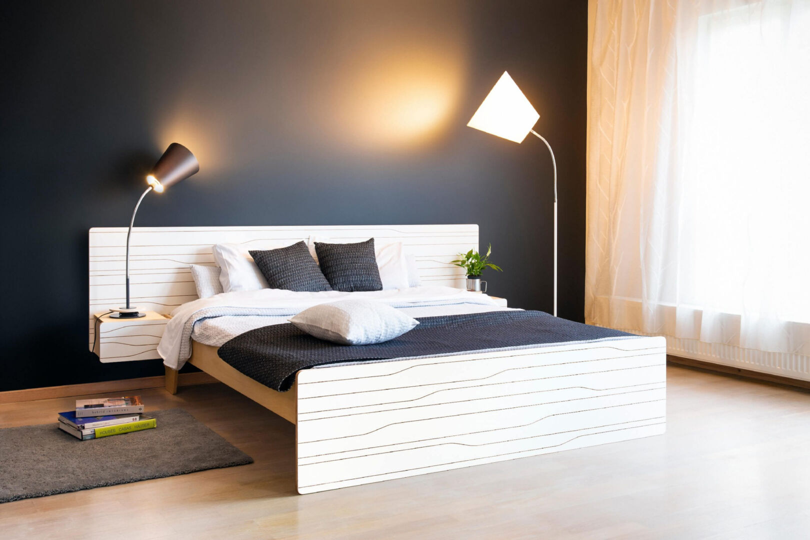 Bed Caunsas 240x206 met wit HPL, licht eiken zijkanten en golfpatroon in een rustige slaapkamer