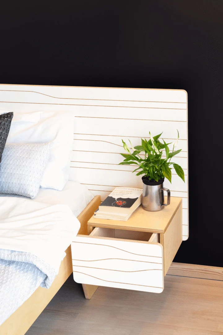 Bed Groorura 260x206 met wit HPL, licht eiken en golvende details, inclusief nachtkastjes