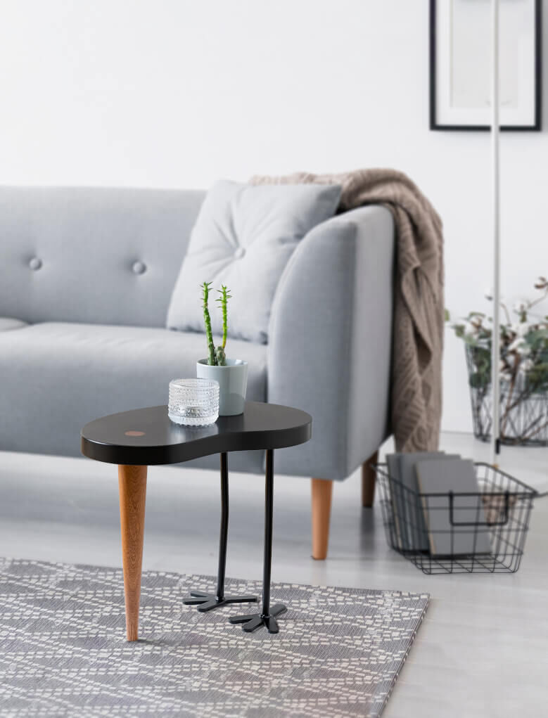 Kruk Mommis Zwart met speels blad en slanke poten, stijlvol als bijzettafel in de woonkamer