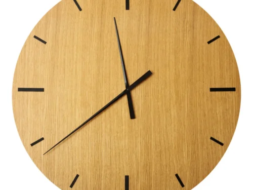 Wandklok Skalino met eikenfineer, minimalistisch design en geruisloos uurwerk voor een rustige uitstraling