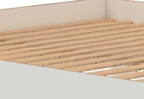 Bed Tansu met houten lattenbodem en witte HPL-afwerking, slim ingebouwd in een rustige hoekopstelling