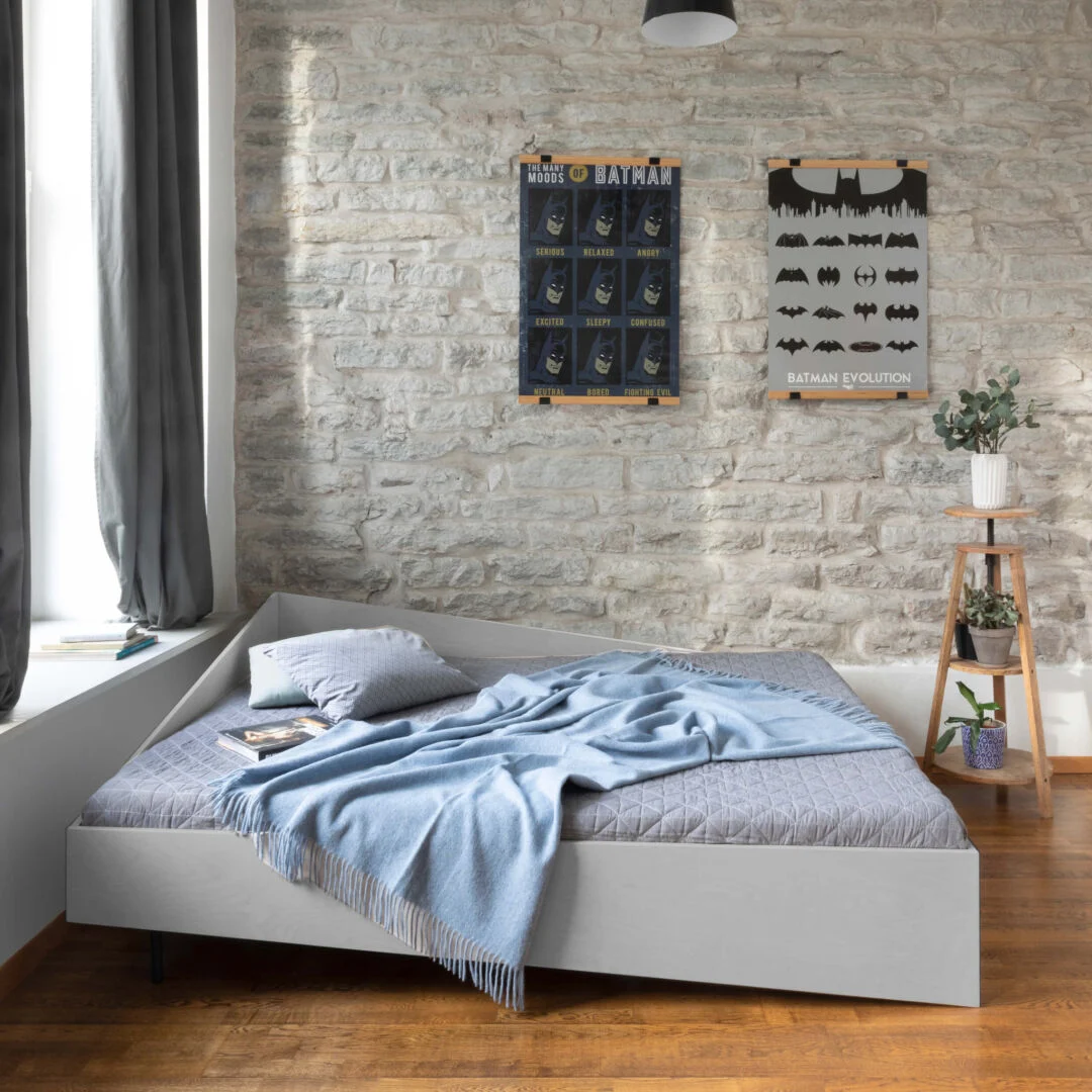 Bed Traultea hoekbed met asymmetrisch design, grijze bekleding en knusse lees- en slaapplek