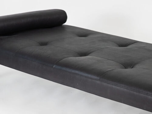 Dagbed Birdol Naturel in zwart leer met gestoffeerd ligvlak en afgeronde hoofdrol, moderne vintage look