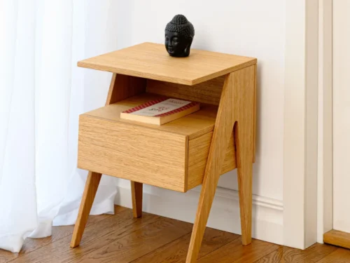 Nachtkastje Fleintos 42 cm van eikenfineer met lade en open vak, warm houten design naast het bed