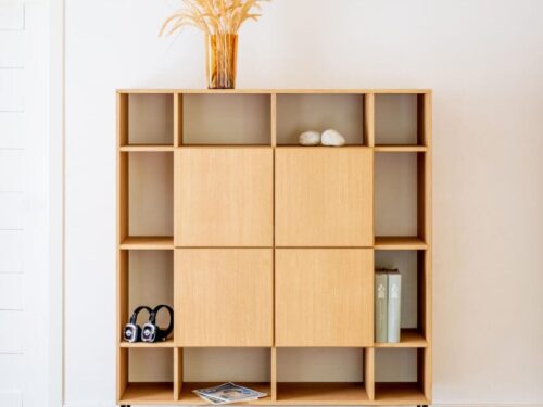 Dressoir Kleimmea Wit 140 cm met open vakken, afsluitbare opbergruimte en eikenfineer in luchtig design
