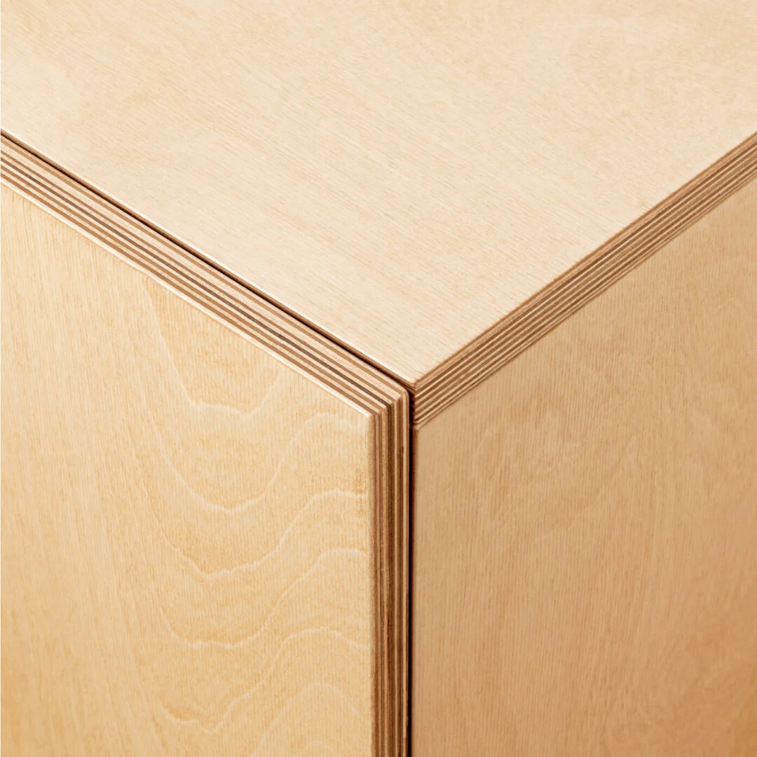 Ladekast Dedo Wit 90 cm in licht houtlook met strak, modern hoekdetail en fijne afwerking