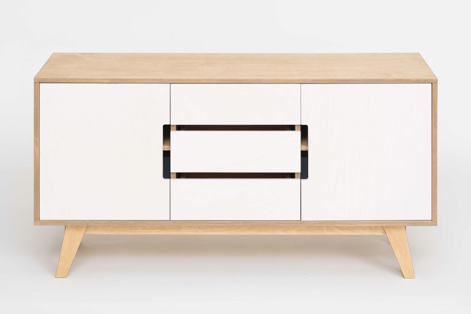 Dressoir Koossum 140 cm met retro eikenfineer, witte HPL-deuren en praktische opbergruimte