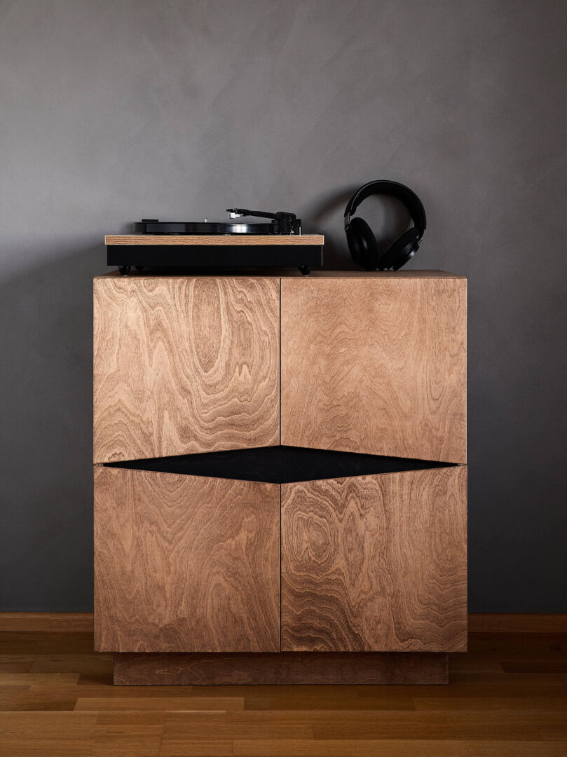 Dressoir Tosella Wit 73 cm met antiek eikenhouten look en zwarte accenten, compact dressoir met opbergruimte