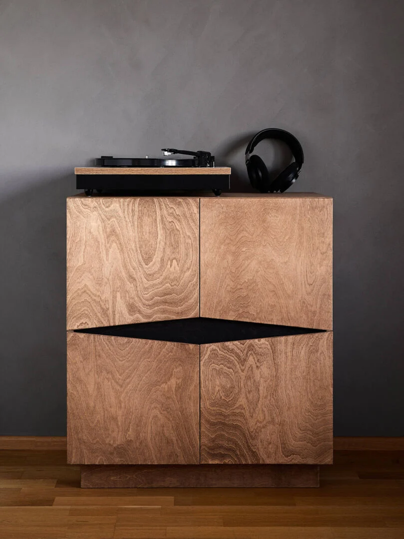 Dressoir Tosella Wit 73 cm met antiek eikenhouten look en zwarte accenten, compact dressoir met opbergruimte