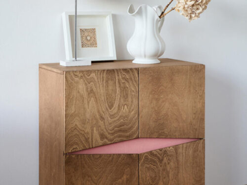 Dressoir Mieda 73 cm in antique oak en roze, met geometrische deuren en opbergruimte