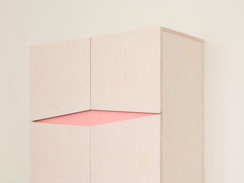 Dressoir Ceenni 73 cm in wit Osmo en roze hout met geometrische deursnede en softclose-deuren