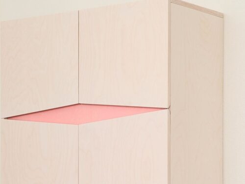 Dressoir Troomang wit 145 cm met moderne geometrische deuruitsnede en roze accent, strak en ruim