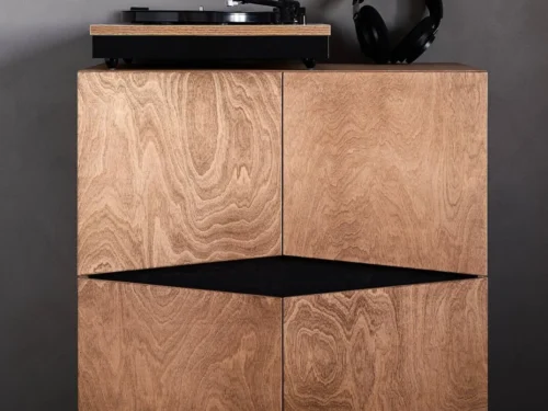 Dressoir Skessar 73 cm in antiek eiken met zwarte beits, met geometrische deuren, platenspeler en koptelefoon erop
