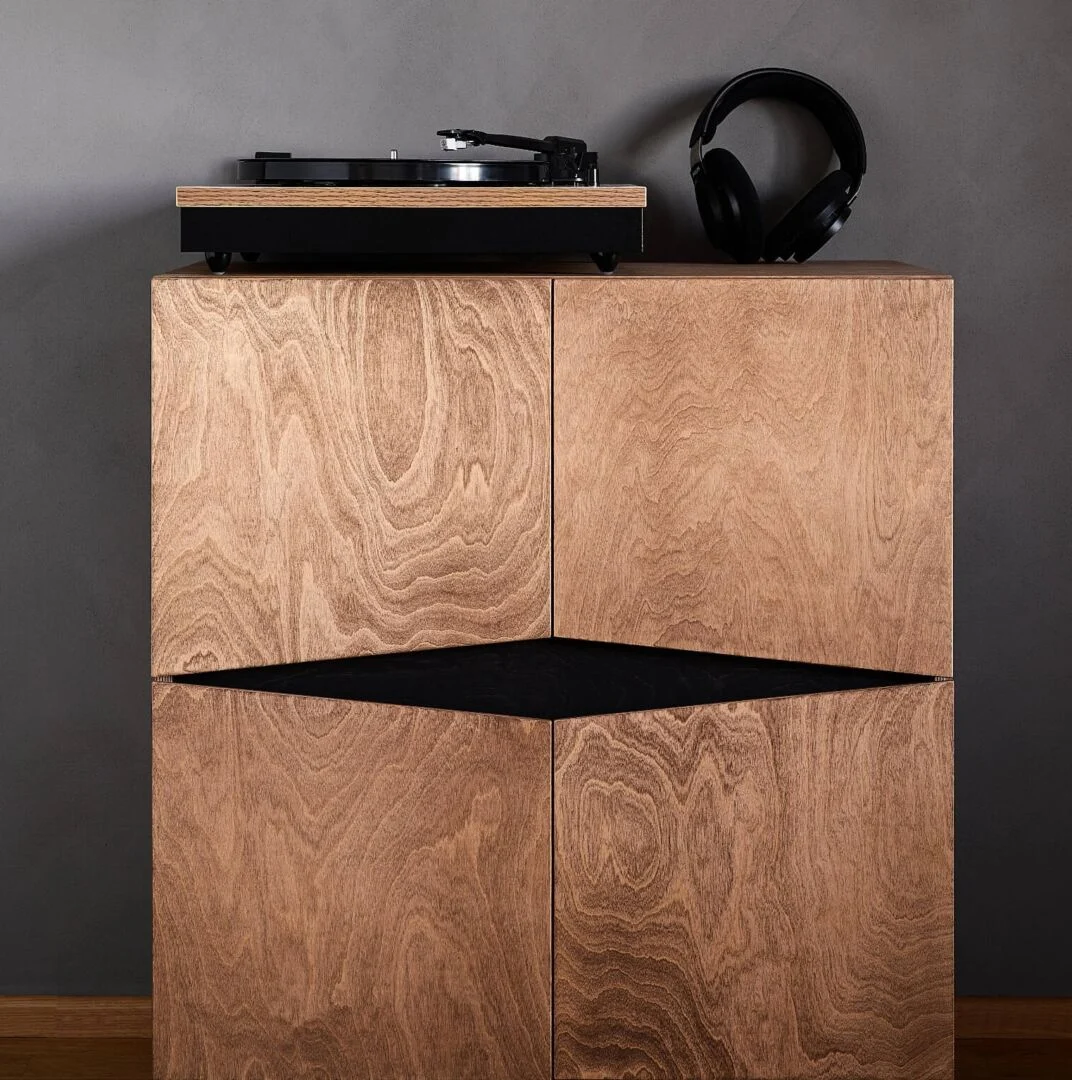 Dressoir Skessar 73 cm in antiek eiken met zwarte beits, met geometrische deuren, platenspeler en koptelefoon erop