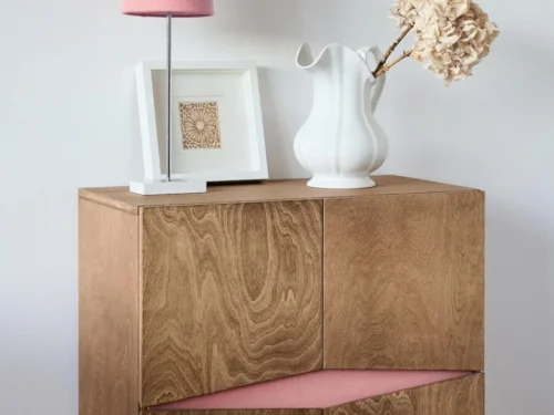 Dressoir Steintu Wit 73 cm in antiek eiken met roze accent, 4-deurs opbergruimte in eigentijdse stijl