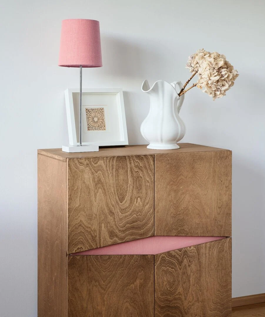 Dressoir Steintu Wit 73 cm in antiek eiken met roze accent, 4-deurs opbergruimte in eigentijdse stijl