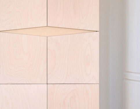 Dressoir Trubol Wit 145 cm met wit Osmo, lichte eik en geometrische deuruitsnede op houten vloer