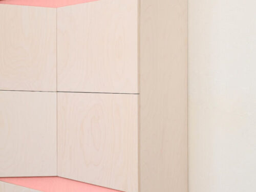 Dressoir Bridano Wit 145 cm met roze details en geometrische deuruitsnede