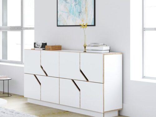 Dressoir Sommena Wit 145 cm met strakke fronten, wit HPL en houten accenten in een lichte woonkamer