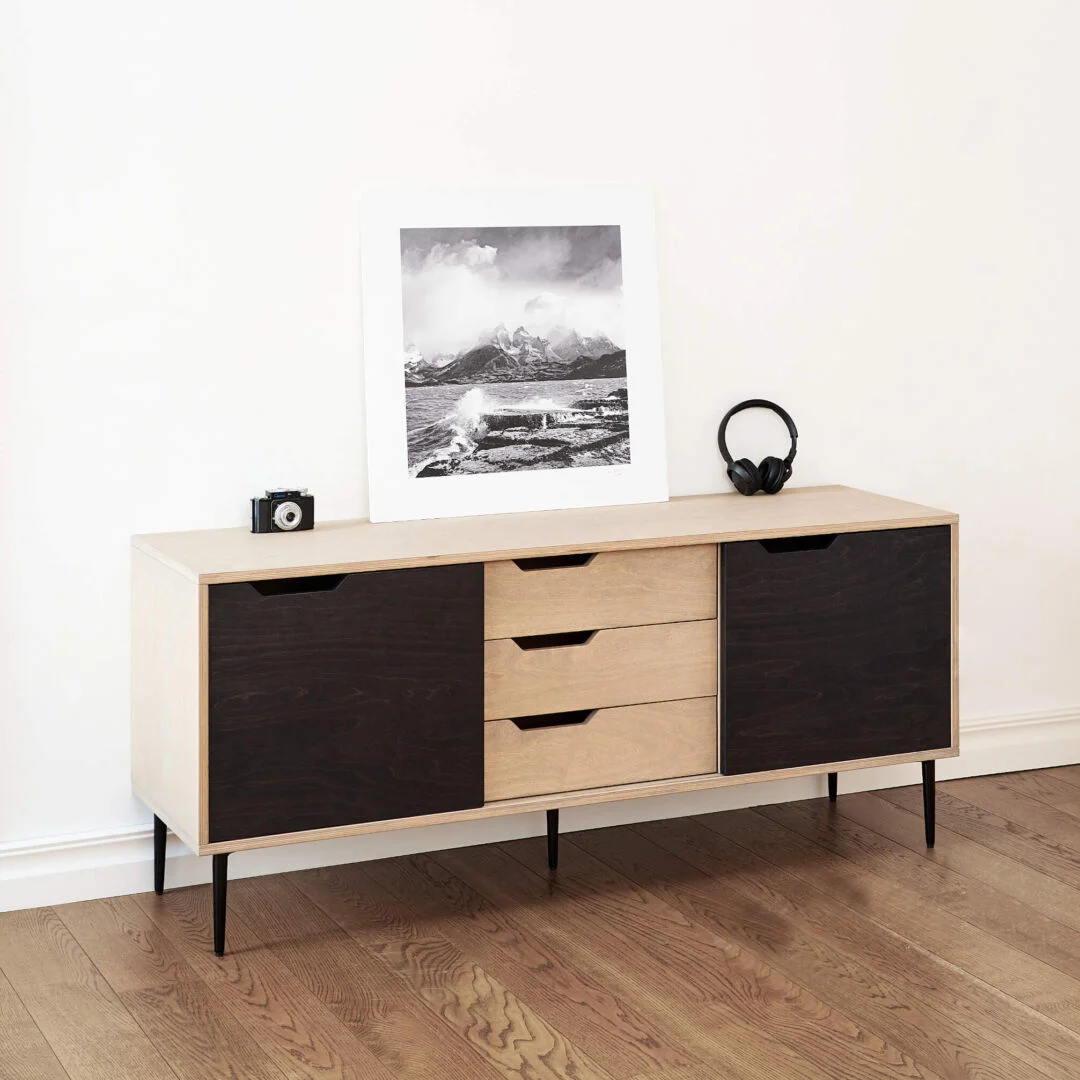 Dressoir Naakir zwart 150 cm met kiezelgrijze houtafwerking, zwarte deuren en drie lades op slanke poten