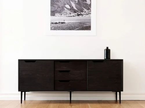 Dressoir Preirnos 200 cm in zwart gebeitst hout met drie laden en twee deuren, strak en ruimtelijk design