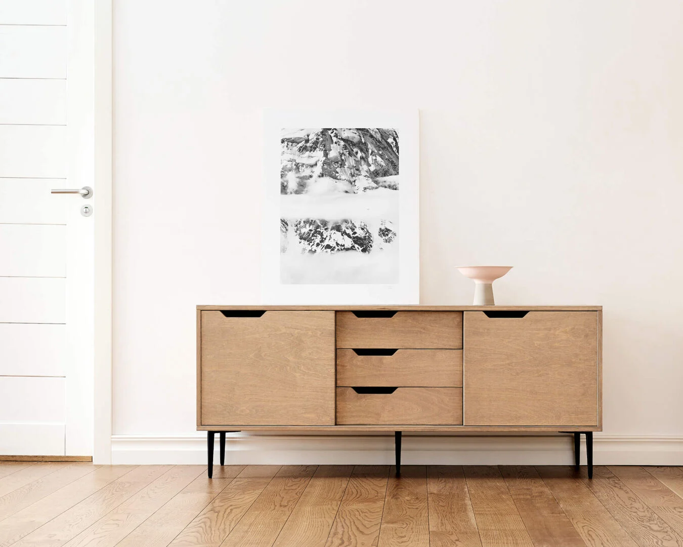 Dressoir Ciemia Grijs 200 cm met 3 lades, 2 schuifdeuren en warme houtlook in modern interieur