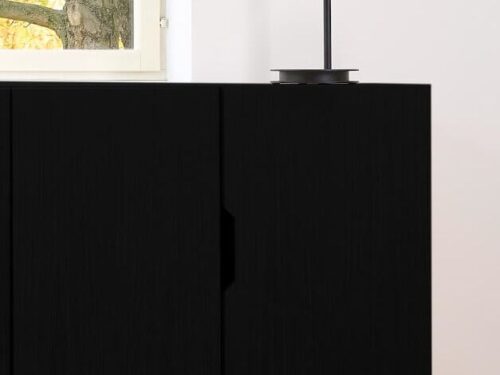Dressoir Curdena 81 cm in zwart, compact met strakke deuren en slanke metalen poten