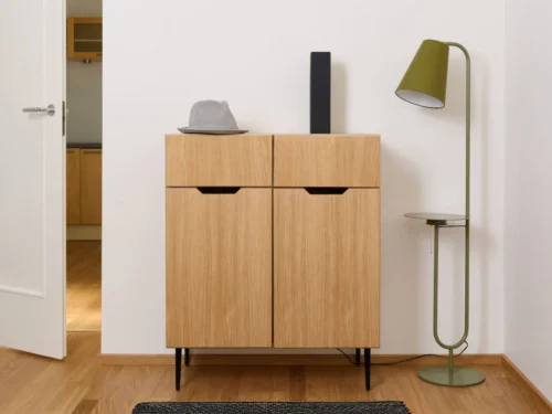 Dressoir Soldero zwart eikenfineer 81 cm met opbergruimte, slanke poten en compacte uitvoering